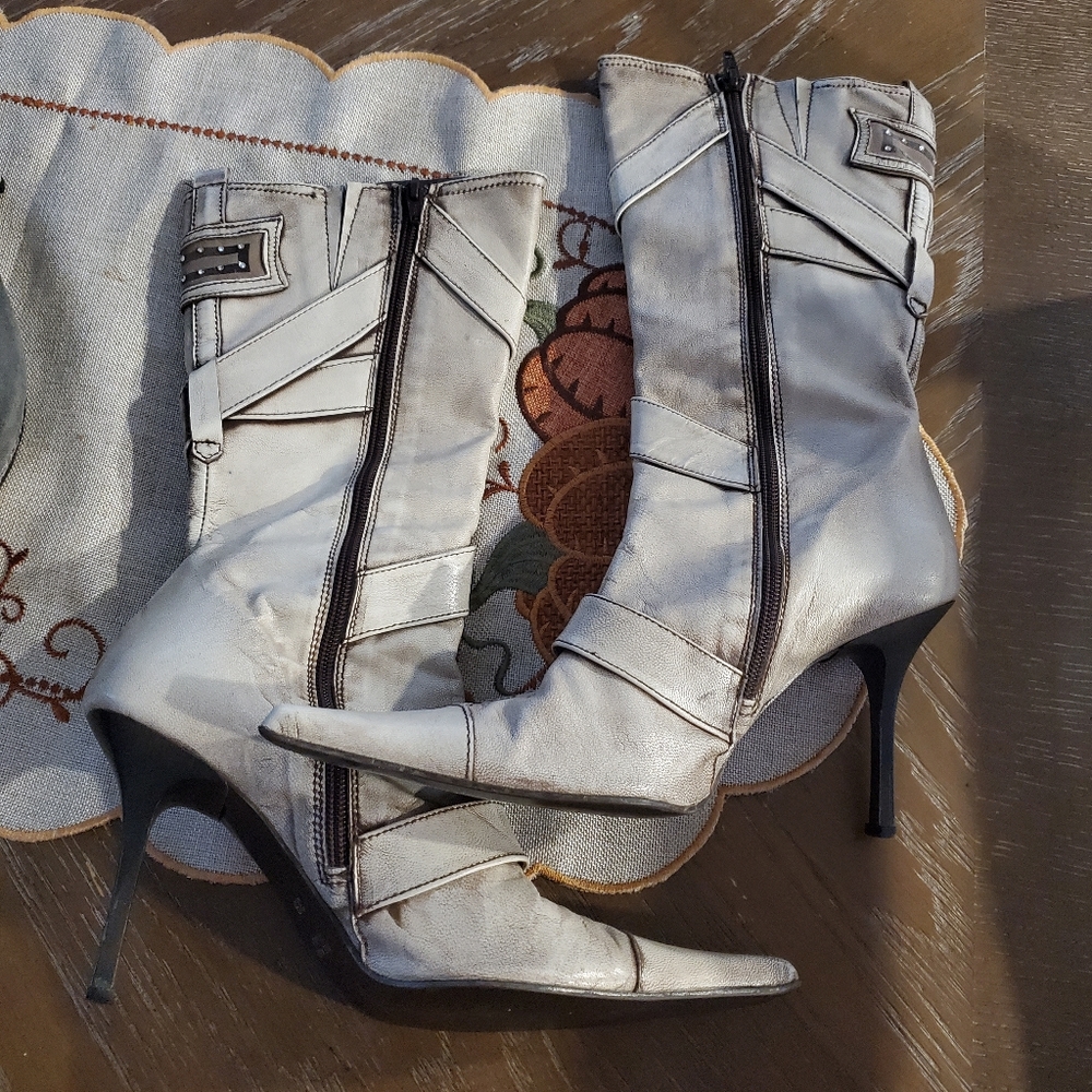 Womans Beautiful heeled boots.